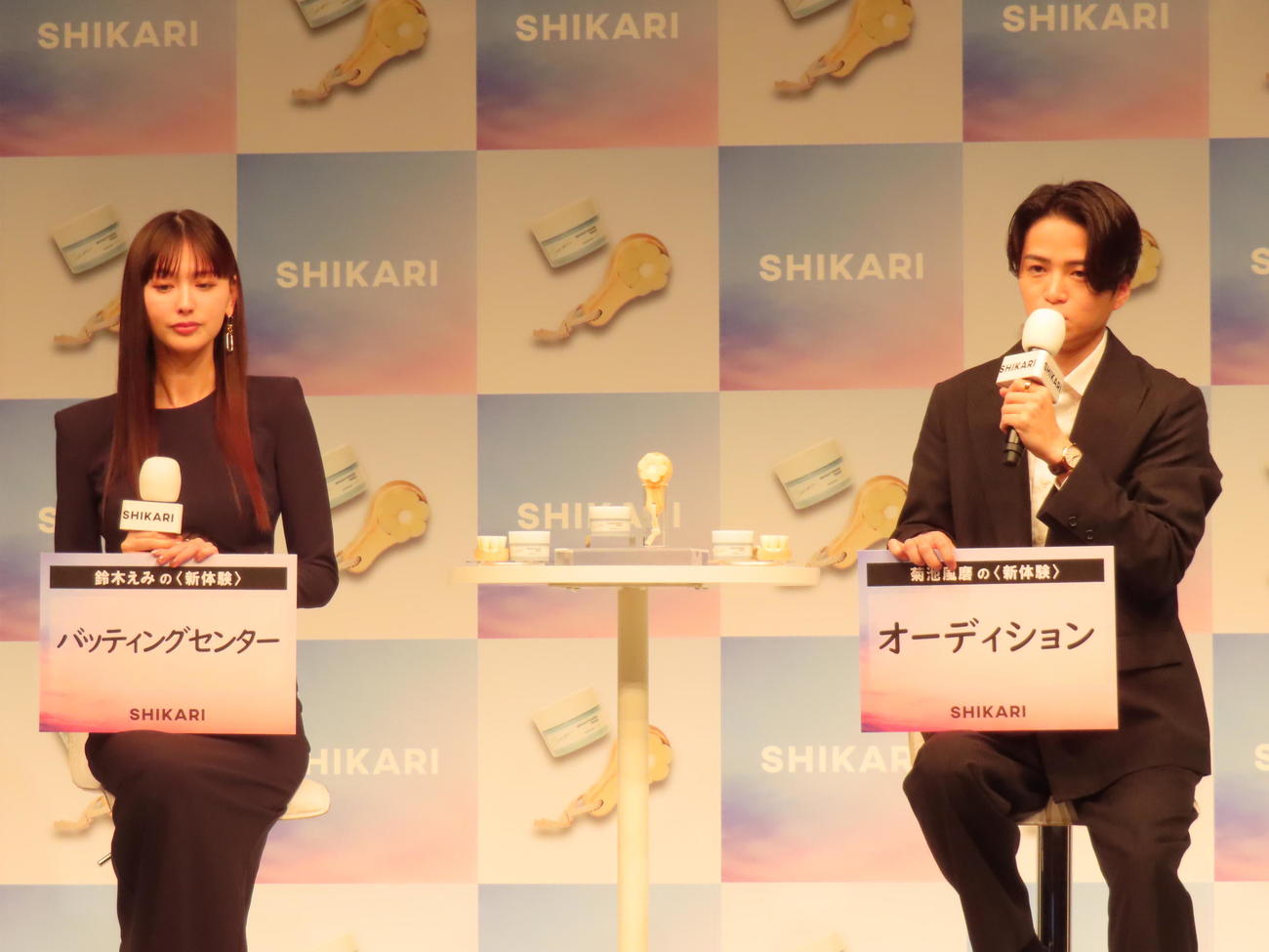 洗顔パック「SHIKARI」アンバサダー就任会見に出席した鈴木えみ（左）と菊池風磨
