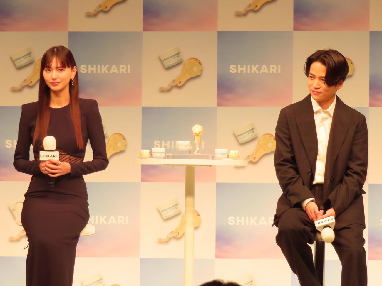 洗顔パック「SHIKARI」アンバサダー就任会見に出席した鈴木えみ（左）と菊池風磨