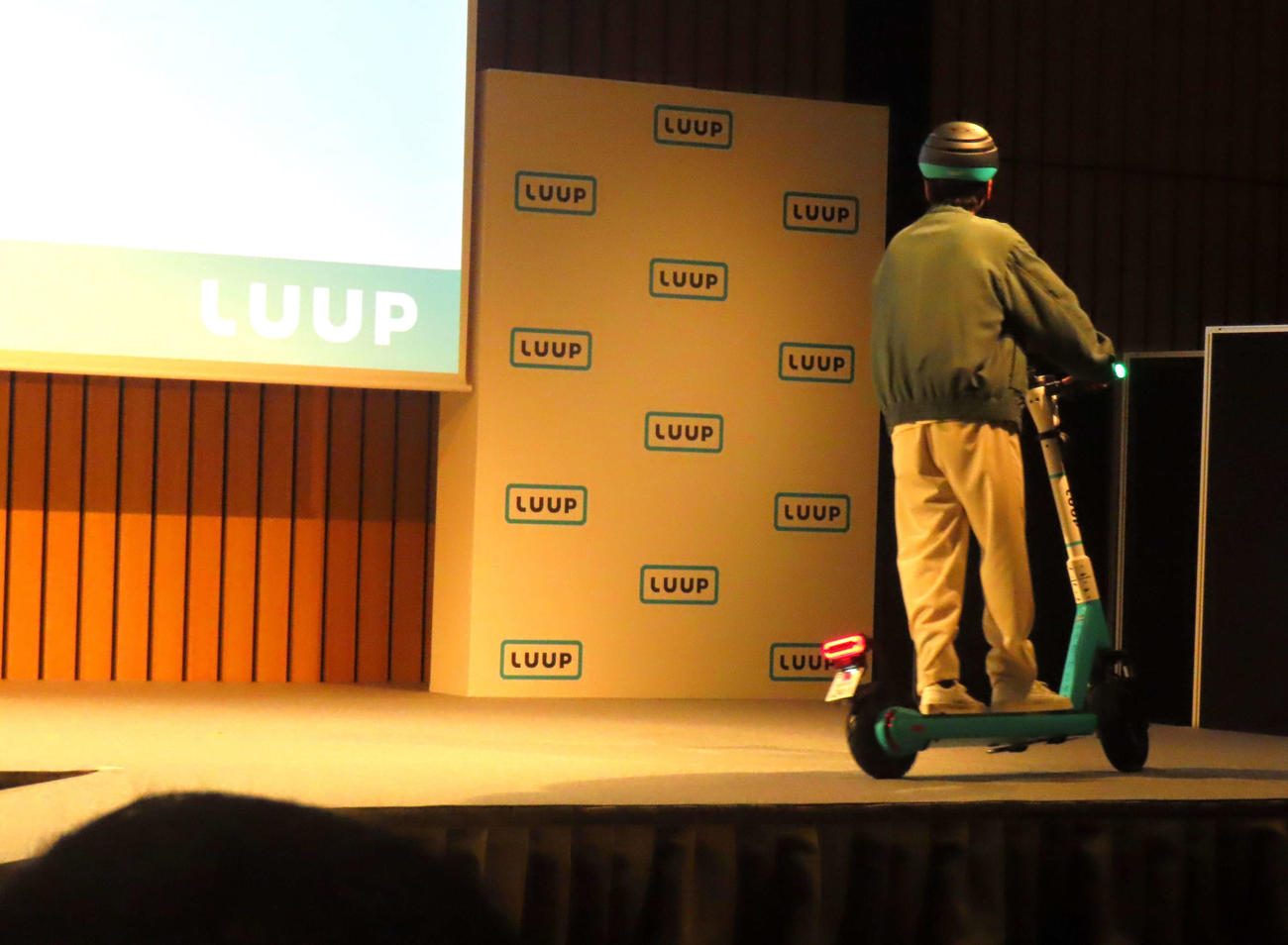 「LUUP」新CM発表会に電動キックボードで登場する二宮和也