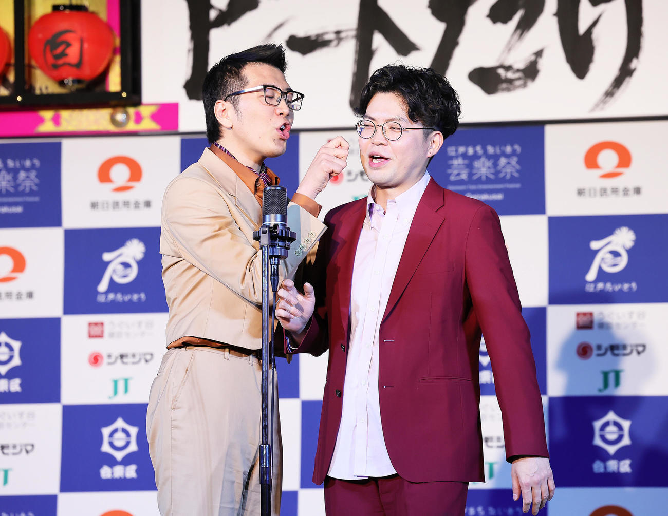 ヤーレンズの楢原真樹（左）と出井隼之介（2024年2月撮影）