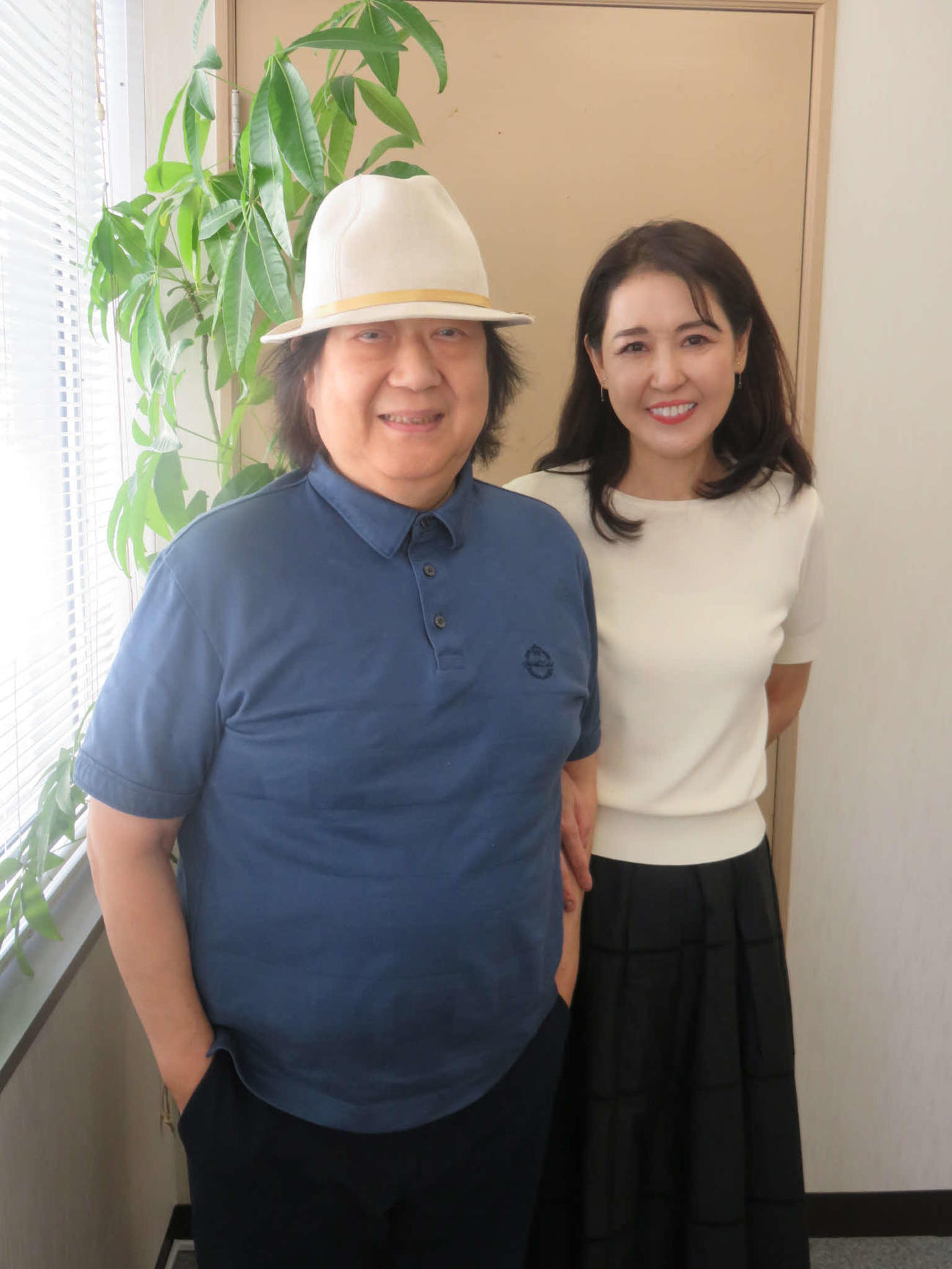 夫のミッキー吉野（左）と画家の吉野祥江