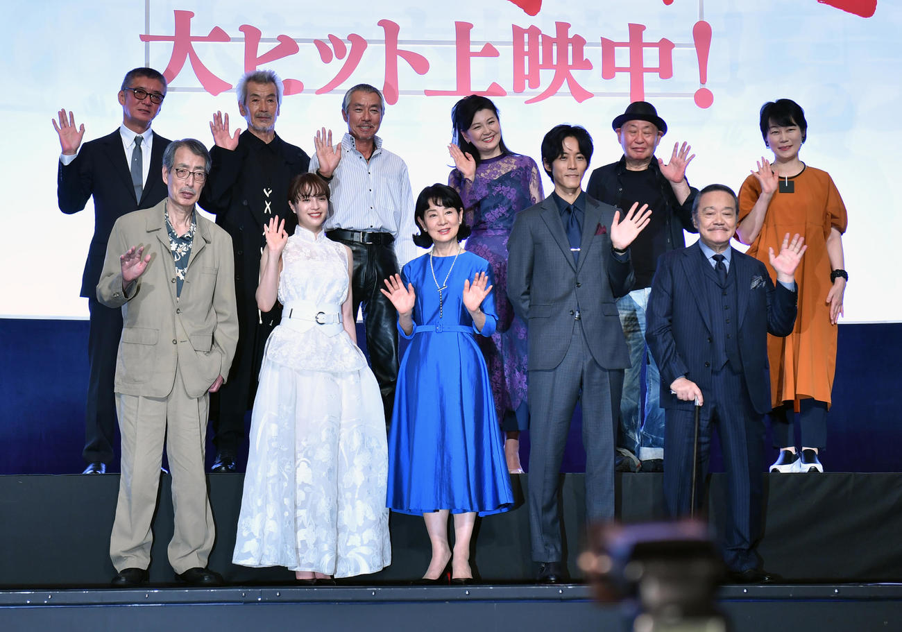 映画「いのちの停車場」の舞台あいさつで記念撮影に納まる。前列左からみなみらんぼう、広瀬すず、吉永小百合、松坂桃李、西田敏行さん、後列左から成島出監督、田中泯、柳葉敏郎、南野陽子、泉谷しげる、原作者の南杏子氏（2021年5月22日撮影）