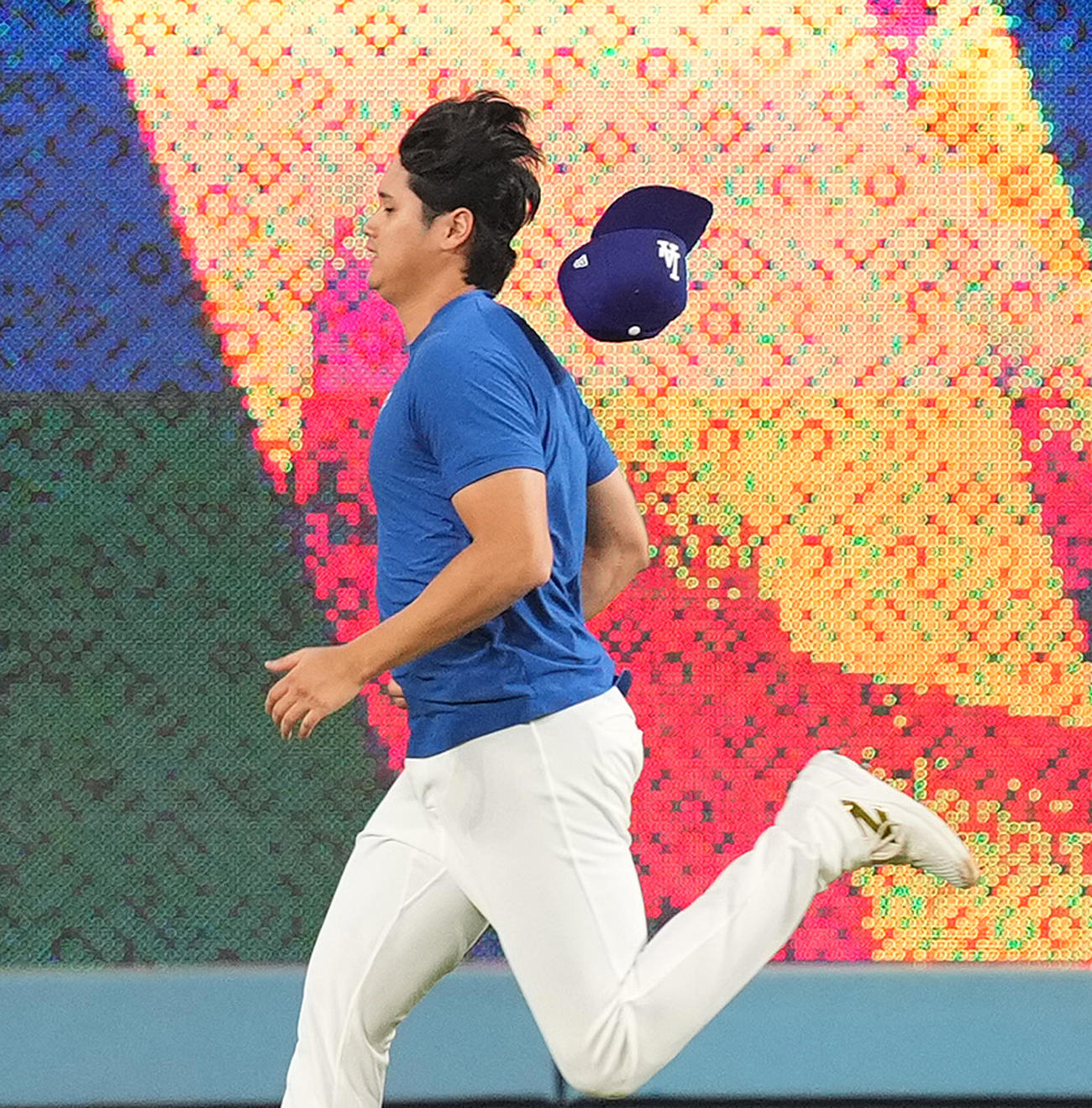 ワールドシリーズ前日、ダッシュをするドジャース大谷は、勢い余って帽子を飛ばす（撮影・菅敏）