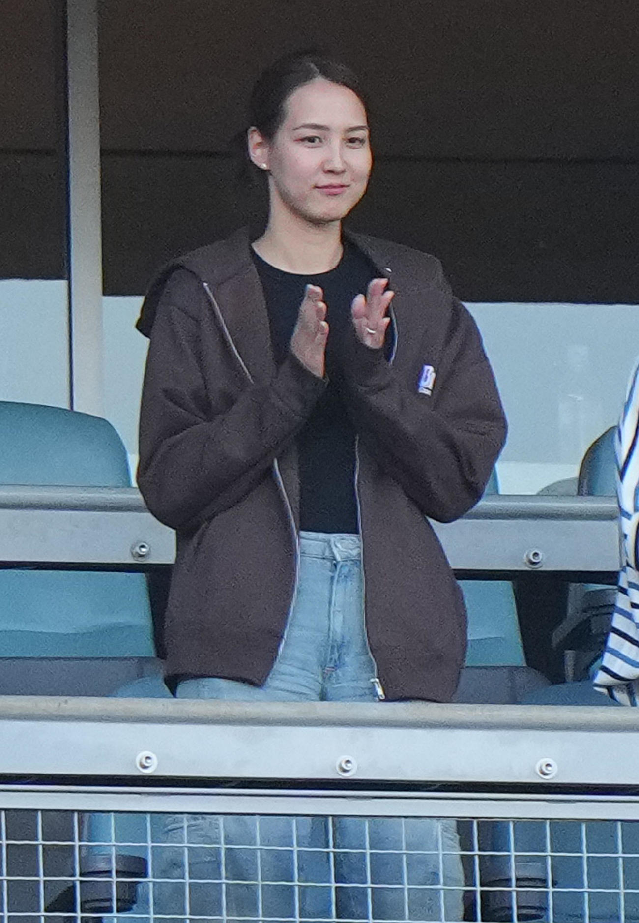 ドジャース対オリオールズ　始球式を務める愛犬デコピンと大谷を見守る真美子夫人（2024年8月28日）