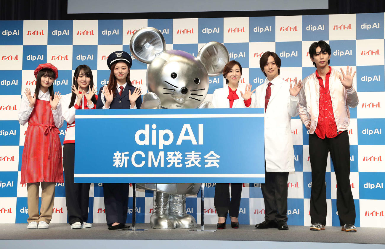 「dip AI」新CM発表会で写真に納まる、左から遠藤さくら、賀喜遥香、梅澤美波、バイチュー、真矢ミキ、DAIGO、はじめしゃちょー（撮影・丹羽敏通）