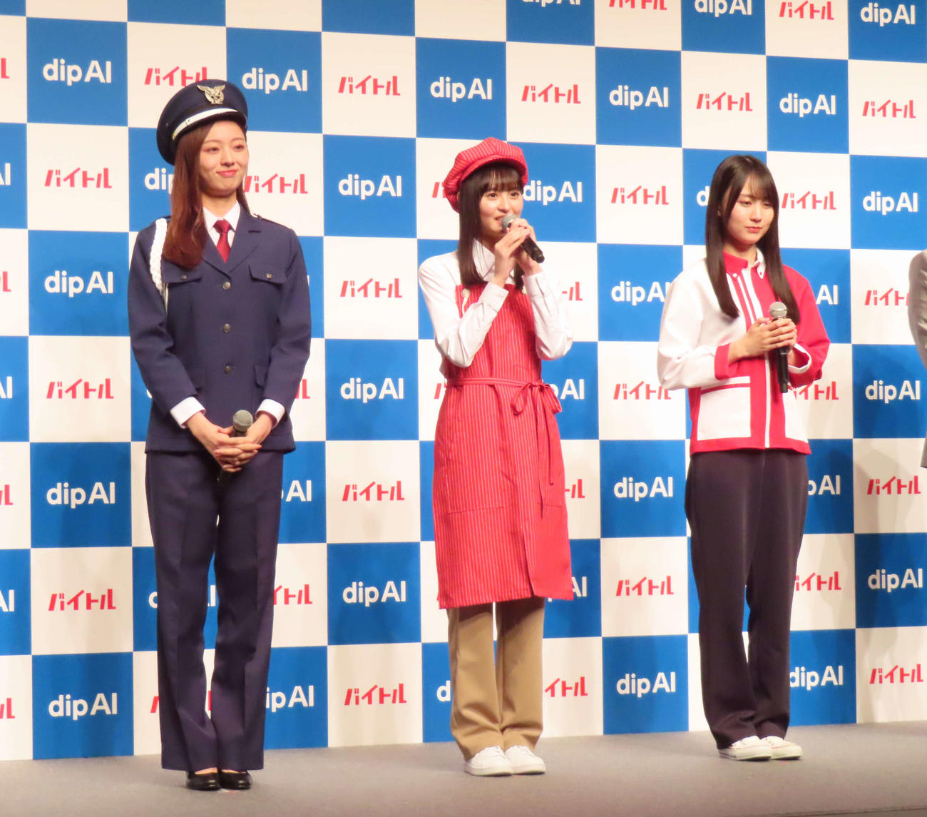 「dip AI」新CM発表会に出席した乃木坂46の（左から）梅澤美波、遠藤さくら、賀喜遥香