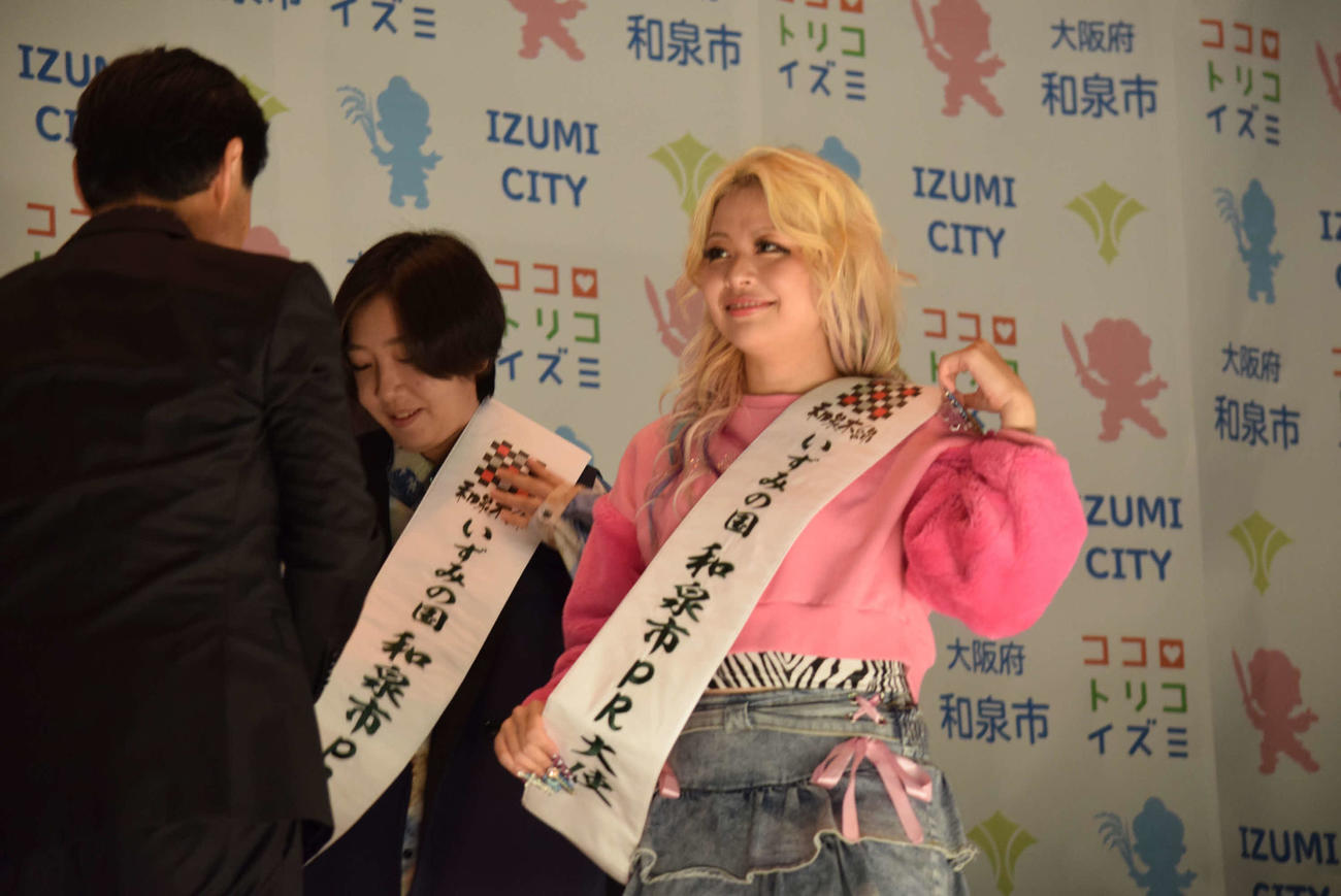 辻宏康和泉市長（左）から「いずみの国和泉市PR大使」を委嘱されたエルフ荒川（右）とはる（中）（撮影・阪口孝志）