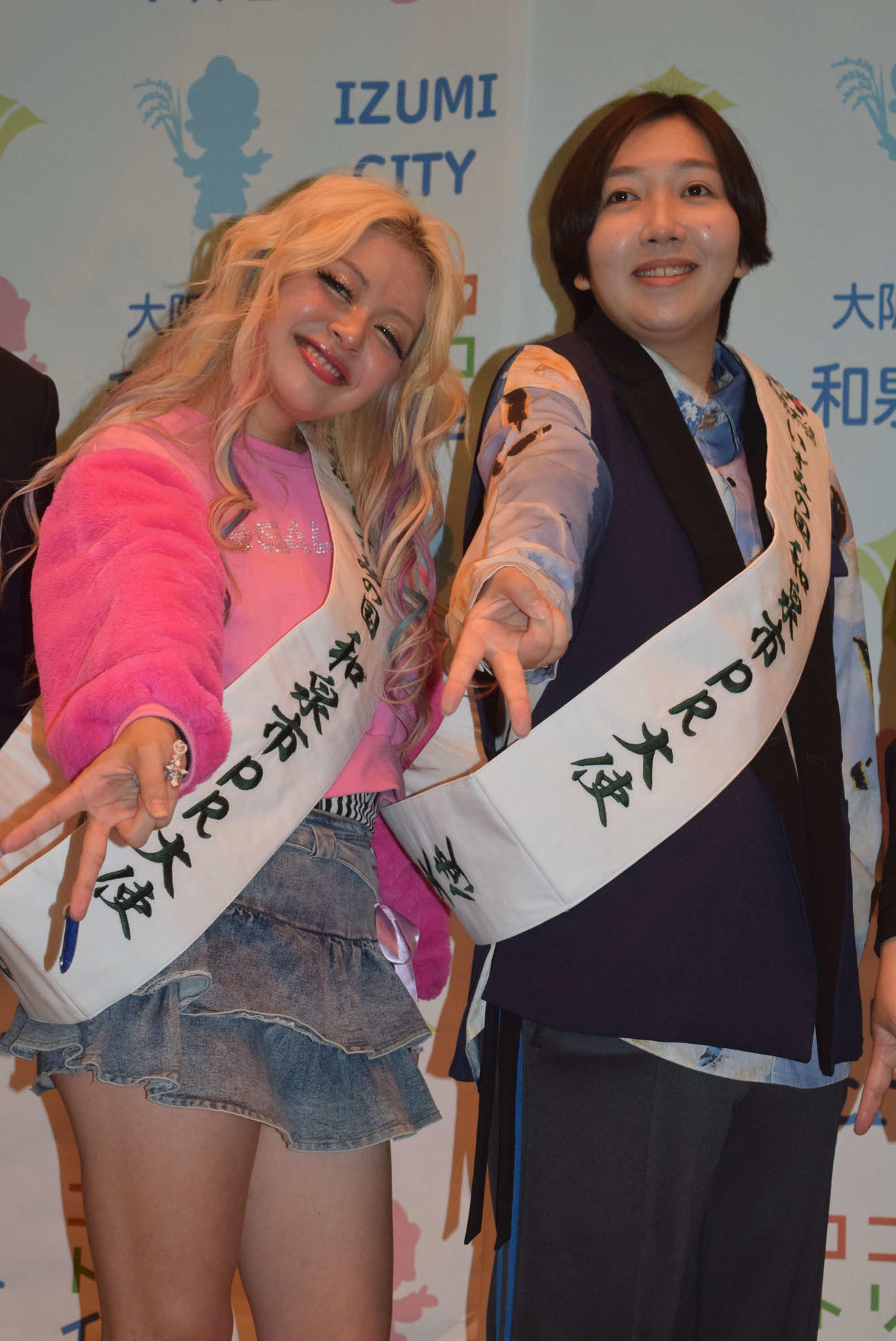 「いずみの国和泉市PR大使」に就任したエルフ荒川（左）とはる（撮影・阪口孝志）