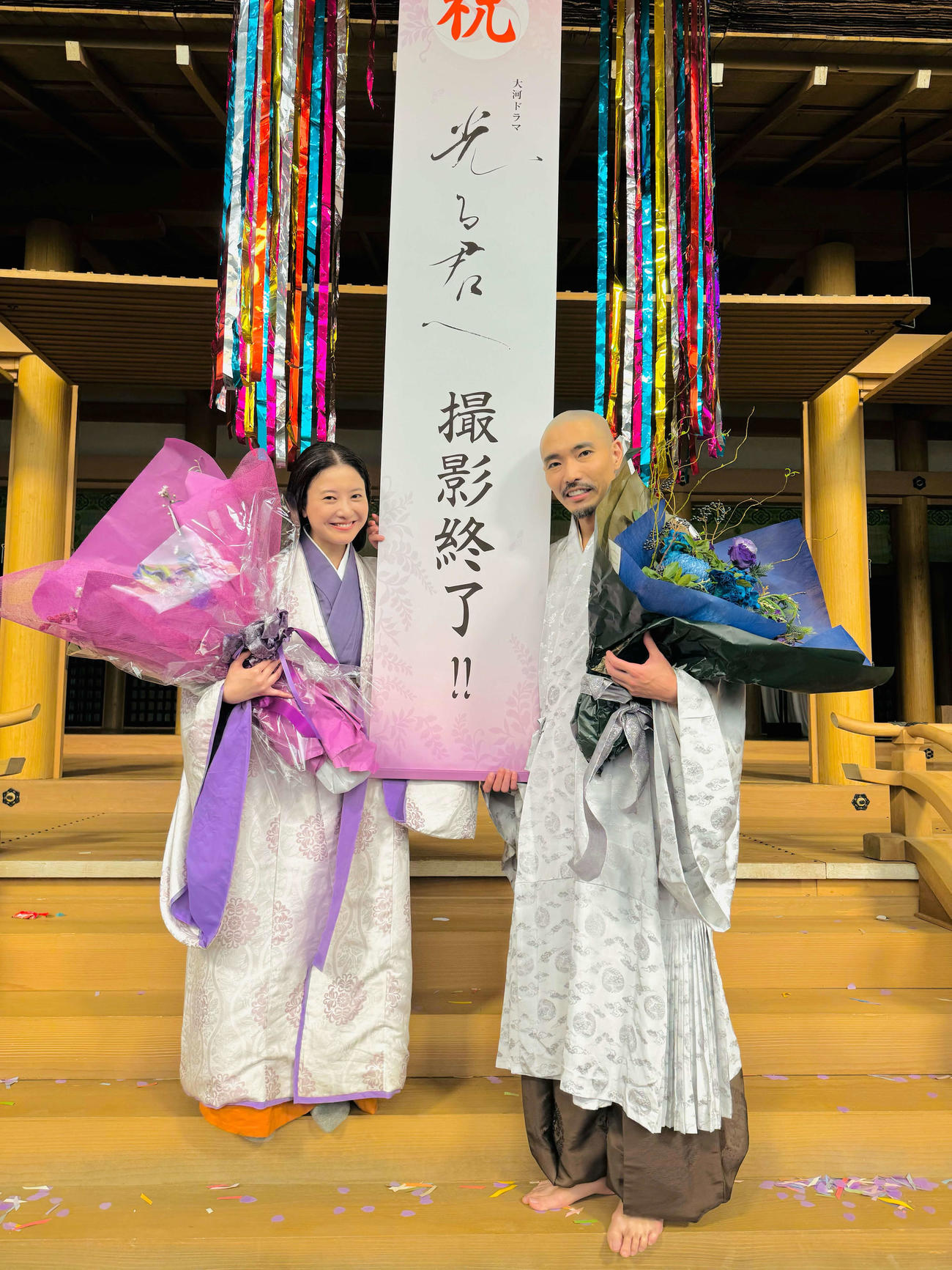 NHK大河ドラマ「光る君へ」の撮影が終了し、花束を手に笑顔を見せる吉高由里子（左）と柄本佑