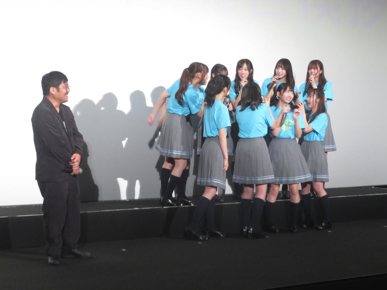 熊切和嘉監督を残して小坂菜緒トークで盛り上がる日向坂46の4期生たち