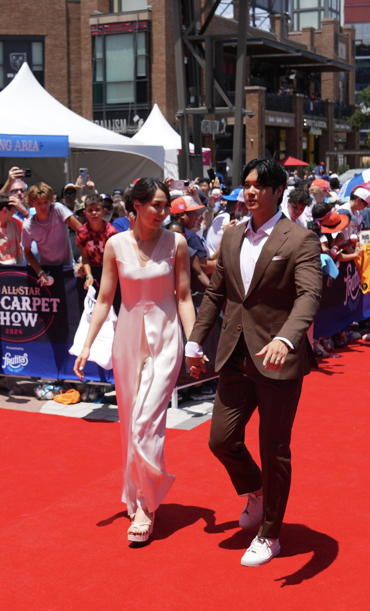 2024年7月、レッドカーペットを歩くドジャース大谷（右）と真美子さん