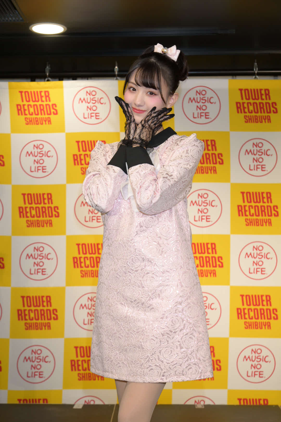 カレンダー発売イベントを行った鶴嶋乃愛