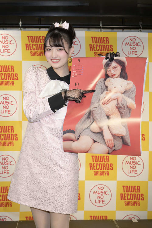 仮面ライダー女優鶴嶋乃愛、ミニワンピ抜群スタイル披露「めくってもめくっても私の顔が」