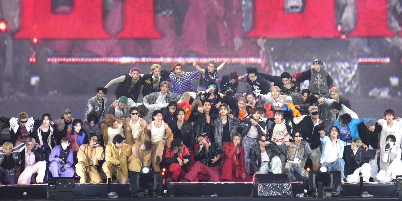 「LDH LIVE－EXPO 2024　－EXILE TRIBE BEST HITS－」でパフォーマンスするEXILE TRIBEの12組84人