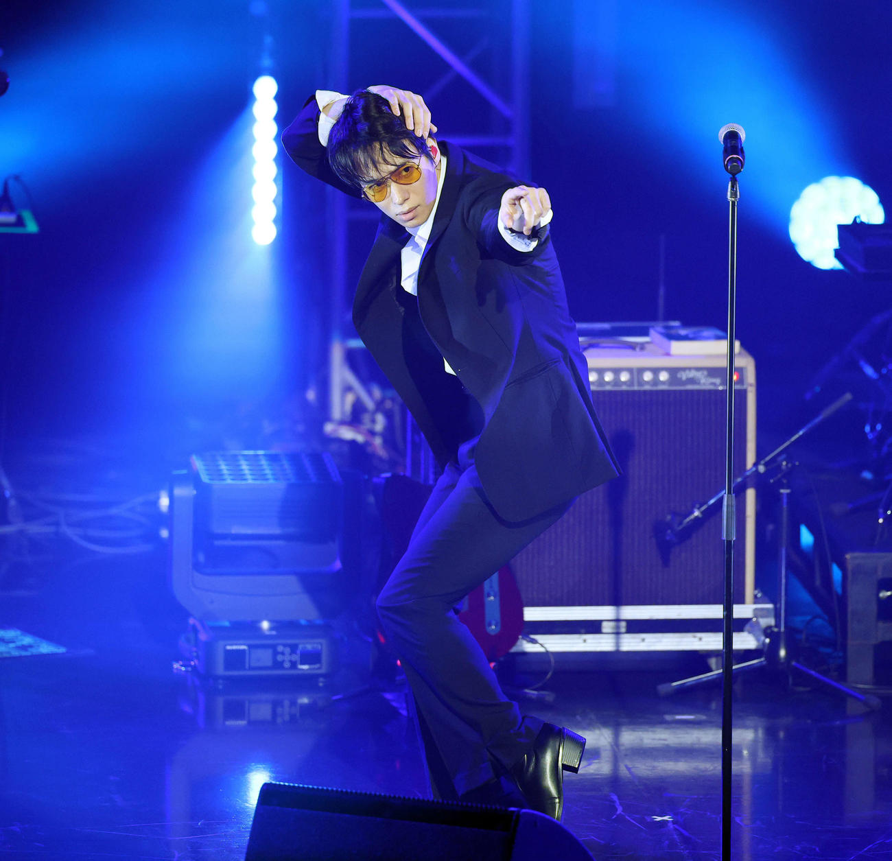 「Solo Tour 2024 guerrilla love」でお笑い芸人永野のものまねをするA．B．C－Zの戸塚祥太（撮影・宮地輝）