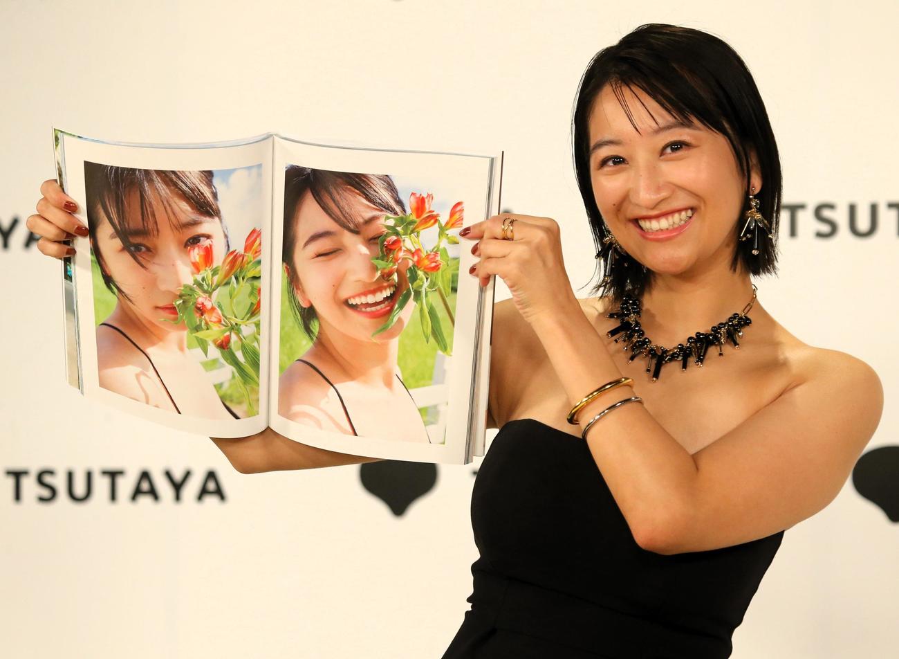 初写真集「Inaism」発売記念会見に出席する榎原依那（撮影・高橋洋平）