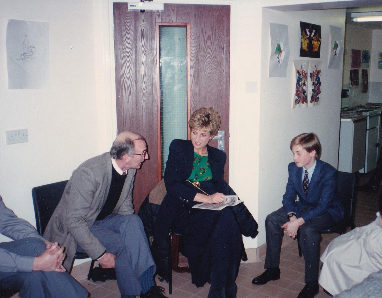 英国のダイアナ元妃（中央）とウィリアム王子（右）がロンドンの「ザ・パッセージ」を訪問（1993年12月14日、ザ・パッセージ提供、ロイター　The Passage/Handout via REUTERS）
