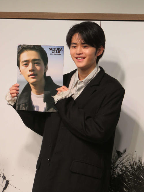 鈴鹿央士「元気がほしい時に見て」カレンダーブック発売、撮影テーマは「洗練された大人の男性」