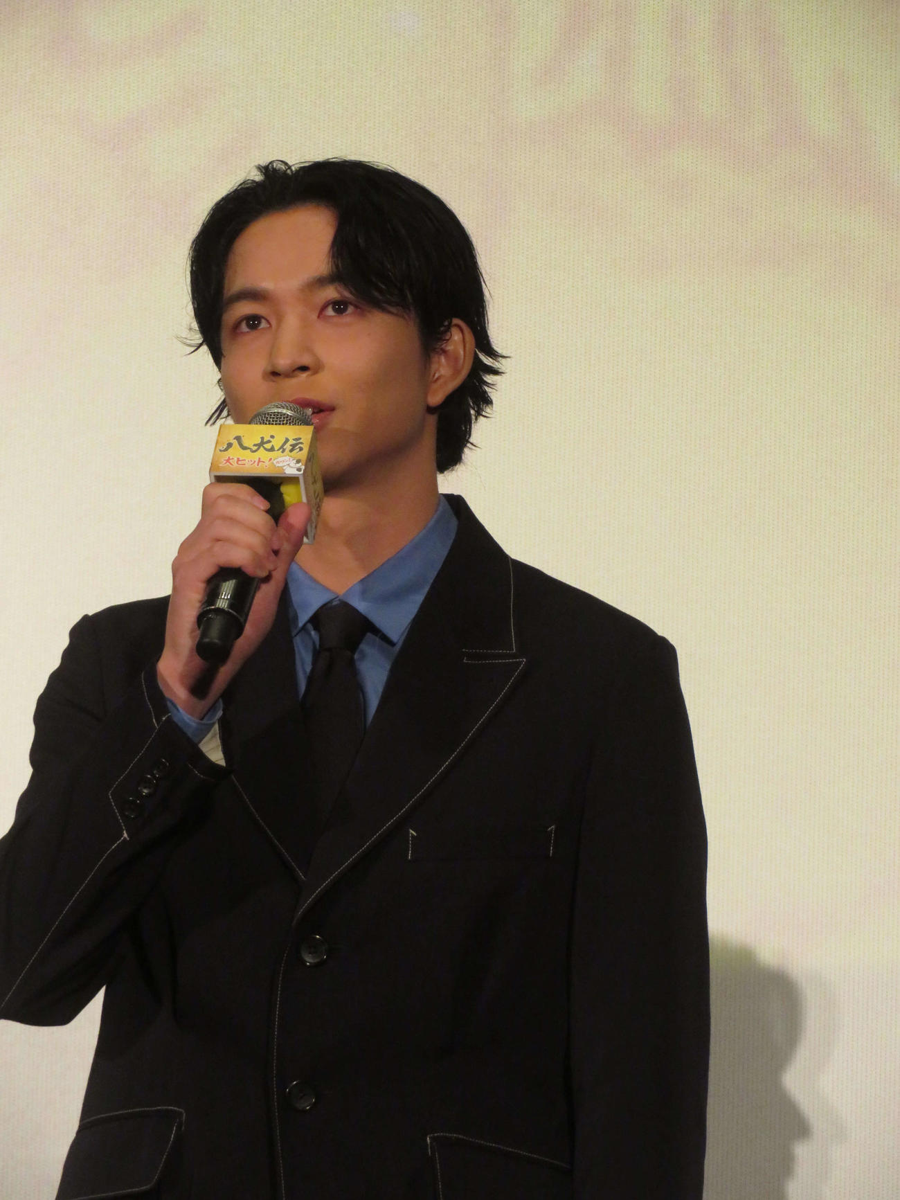映画「八犬伝」公開記念舞台あいさつに登壇した鈴木仁（撮影・村上幸将）