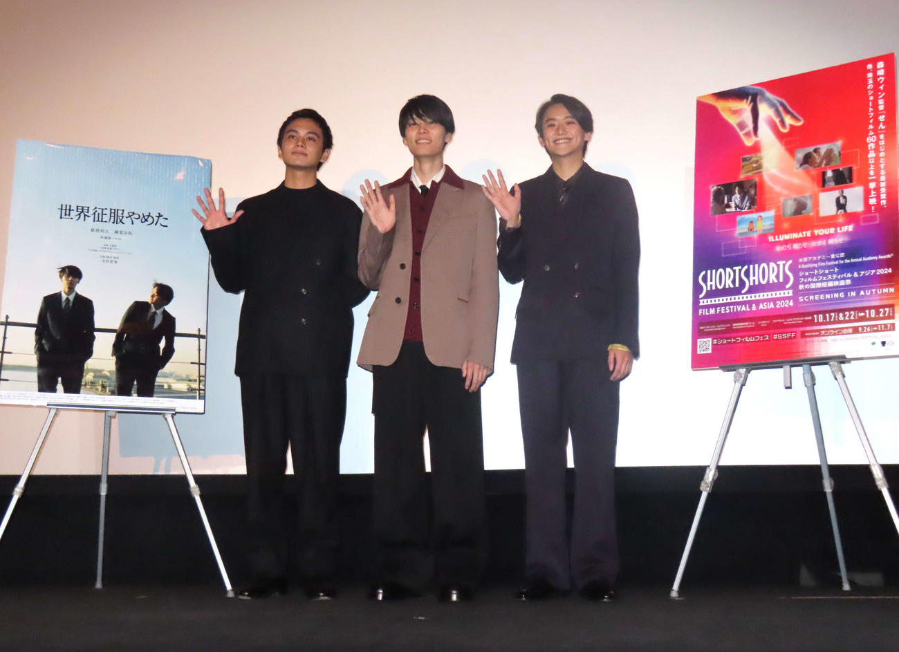「世界征服やめた」ワールドプレミア上映イベントに登壇した、左から北村匠海、萩原利久、藤堂日向