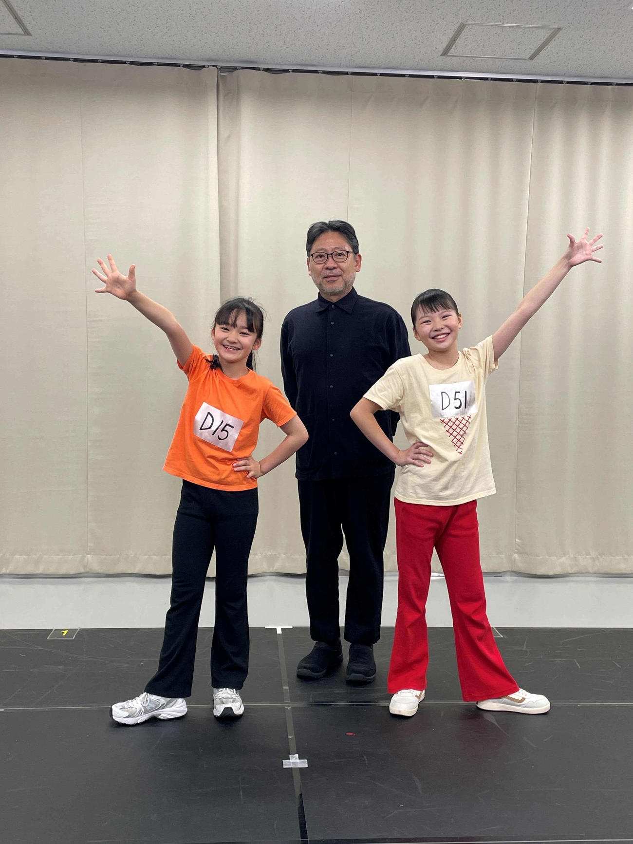 アニー役に選ばれた丸山果里菜さん（左）と小野希子さん（右）。中央は演出家の山田和也氏Annie2025（C）NTV