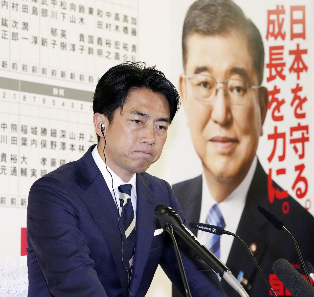 メディアのインタビューで厳しい表情を見せる自民党の小泉選対委員長（共同）