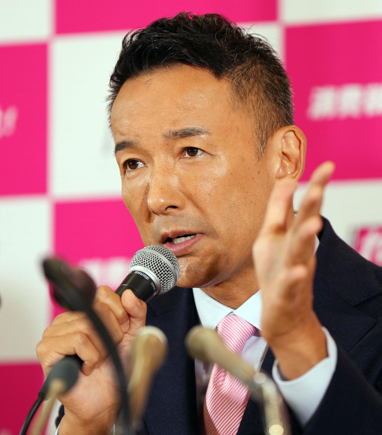 衆院選開票後、報道陣の質問に答えるれいわ新選組の山本太郎代表（撮影・狩俣裕三）