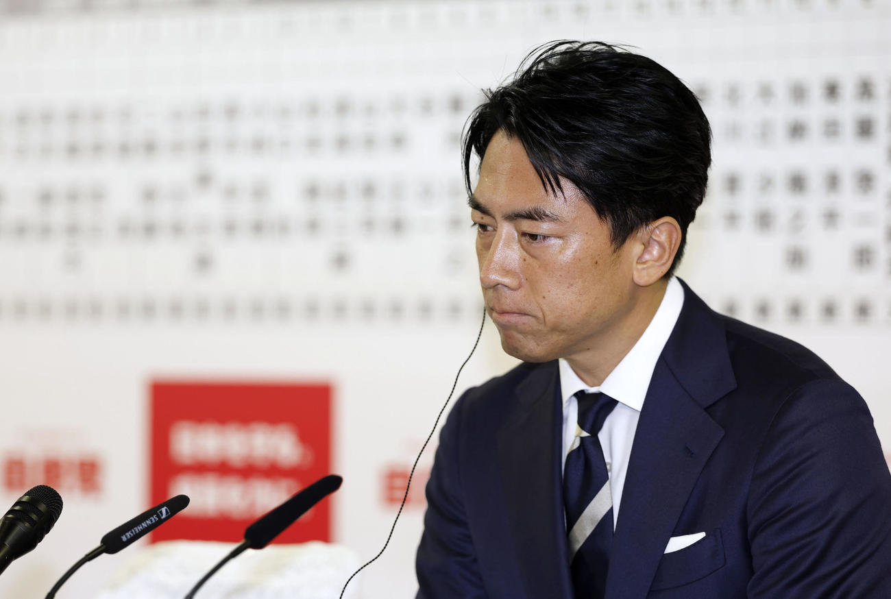 メディアのインタビューで厳しい表情を見せる自民党の小泉選対委員長（共同）
