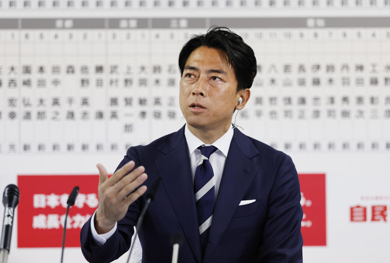 メディアのインタビューに応じる自民党の小泉選対委員長（共同）
