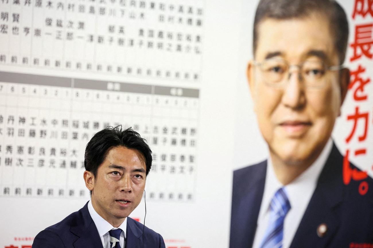 会見に臨む自民党の小泉選対委員長（ロイター）