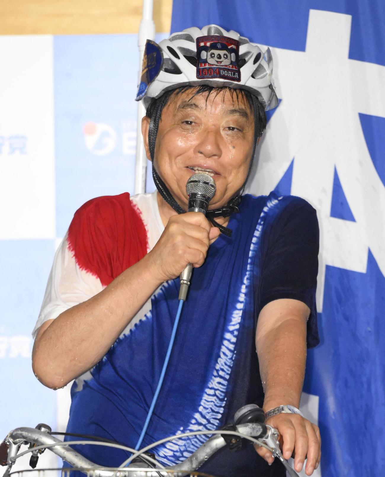 愛知1区で当選を決め、支持者らにあいさつする日本保守党の河村たかし氏（共同）