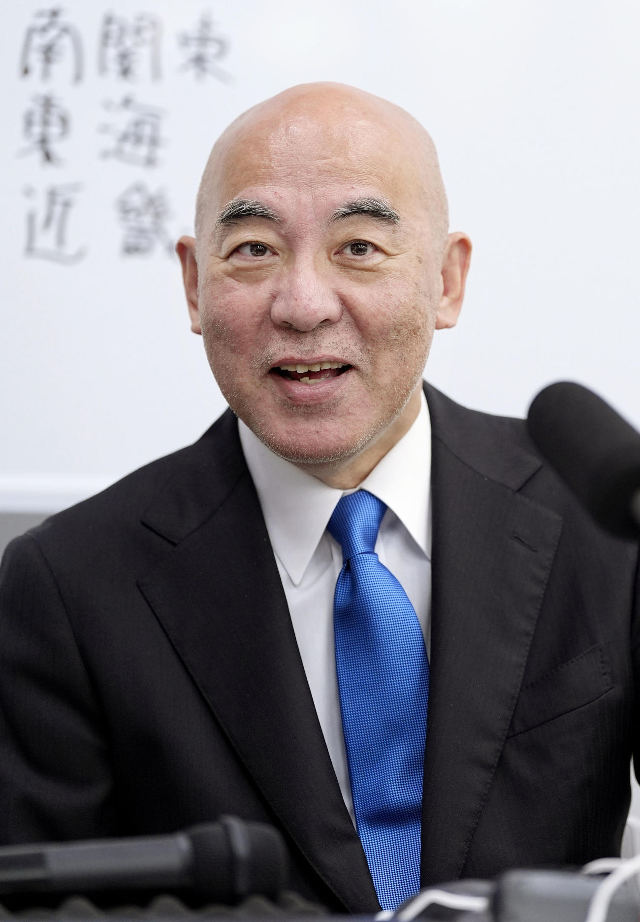 メディアのインタビューに応じる日本保守党の百田代表（共同）