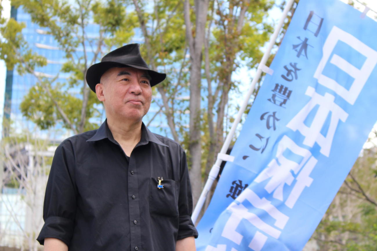 大阪・梅田で日本保守党のビラを配布した百田尚樹氏