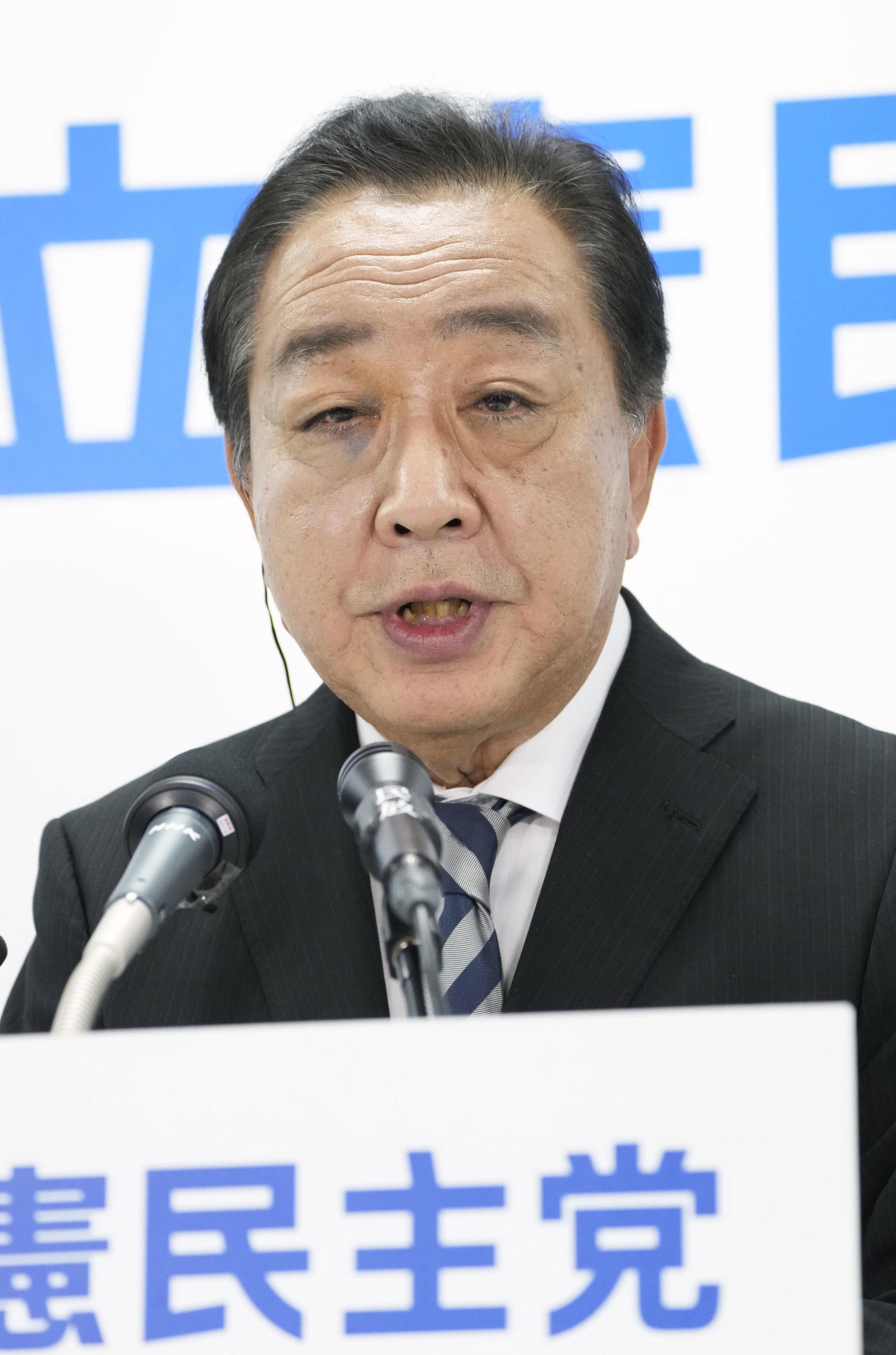 メディアのインタビューに答える立憲民主党の野田代表（共同）