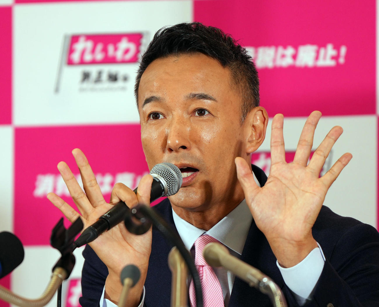 開票後、報道陣の質問に時おりポーズを決めながら答えるれいわ新選組の山本太郎代表（撮影・狩俣裕三）