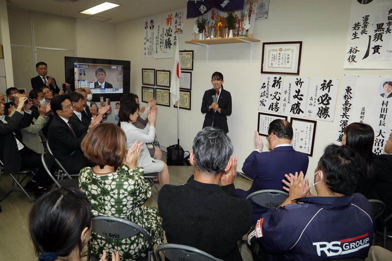 初の当選確実の一報で支援者から拍手を受ける自民党の森下千里氏（撮影・木村有優）