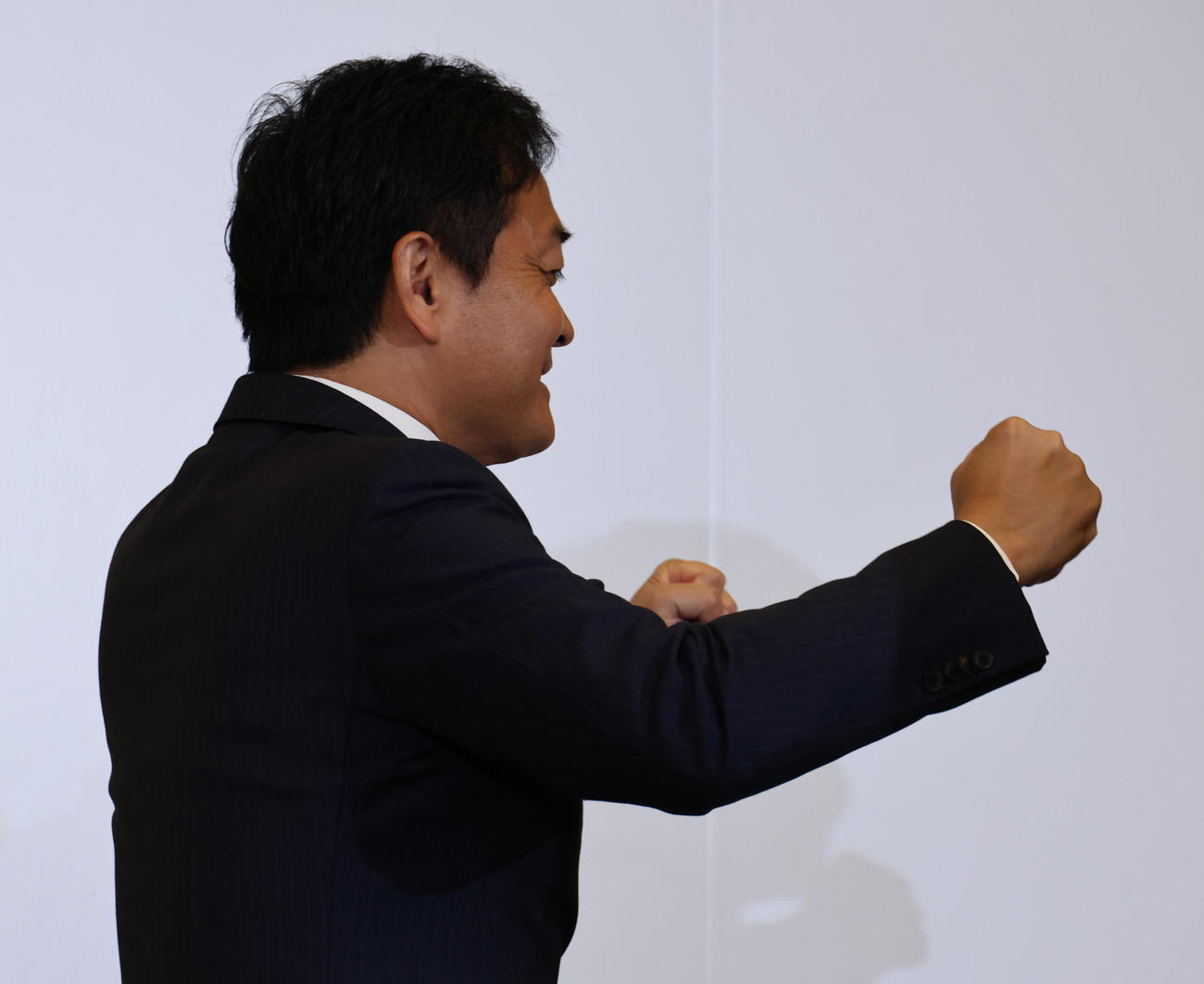 テレビ中継を終えガッツポーズで退席する国民民主党玉木代表（撮影・中島郁夫）