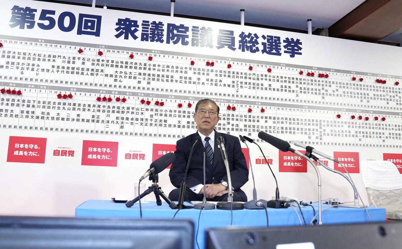 メディアのインタビューに答える自民党総裁の石破首相（共同）