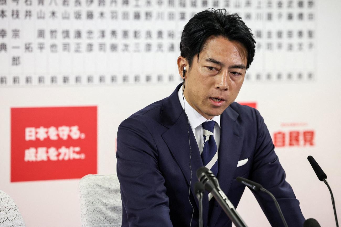 インタビューに答える自民党の小泉選対委員長（ロイター）