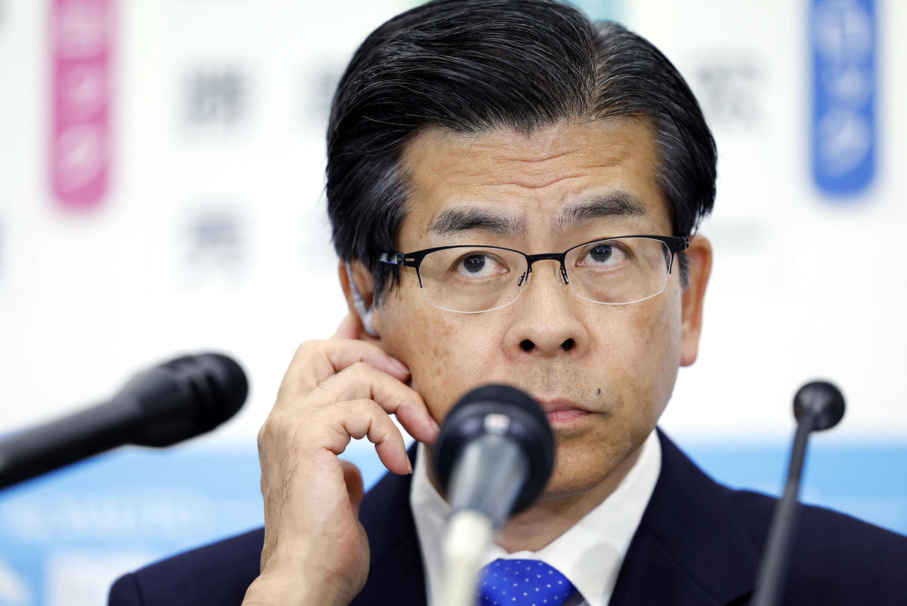 メディアのインタビューに臨む公明党の石井代表（共同）