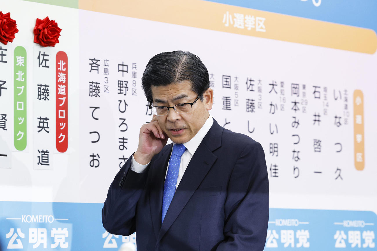 メディアのインタビューに臨む公明党の石井代表（共同）
