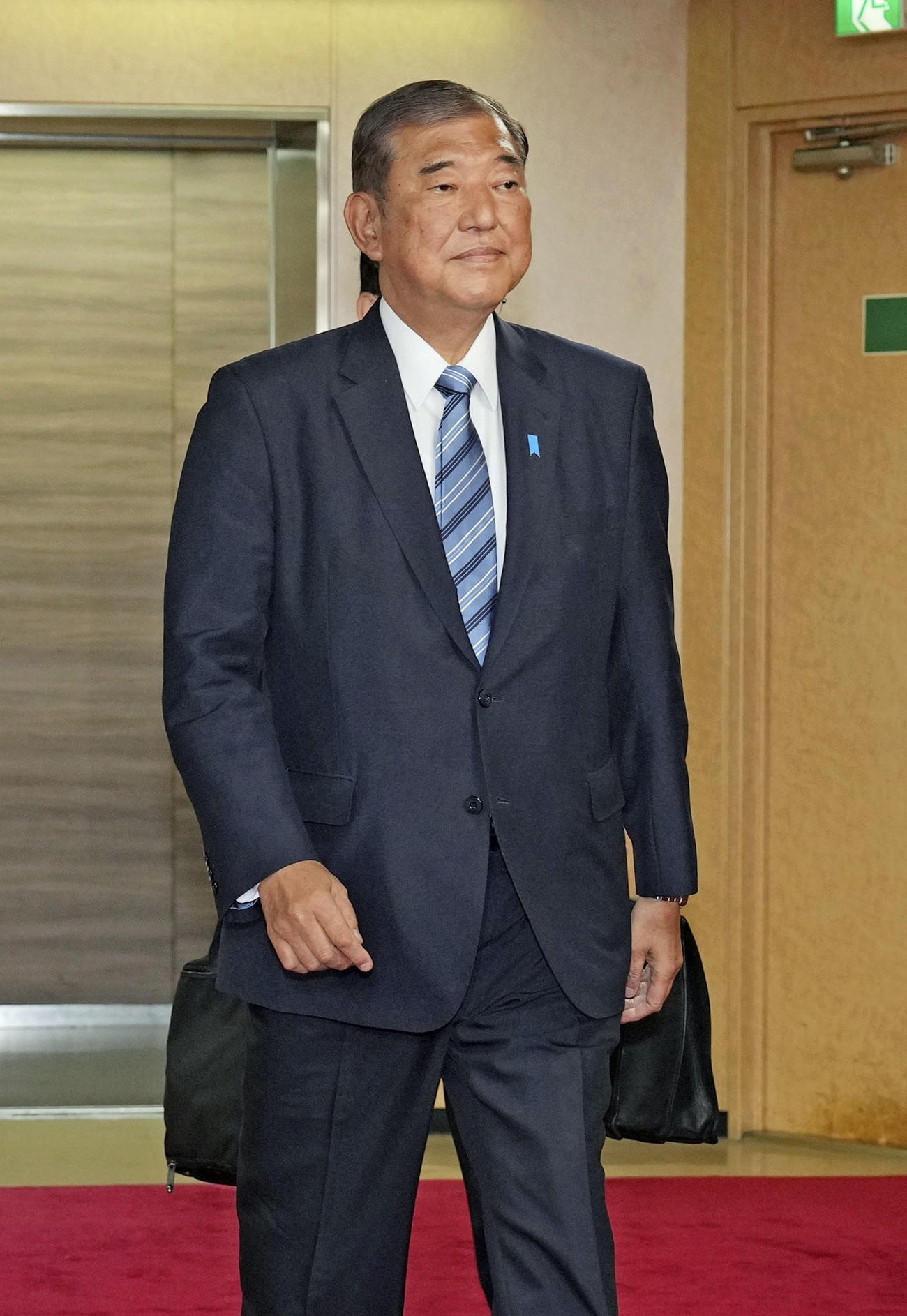 自民党本部に入った総裁の石破首相（共同）