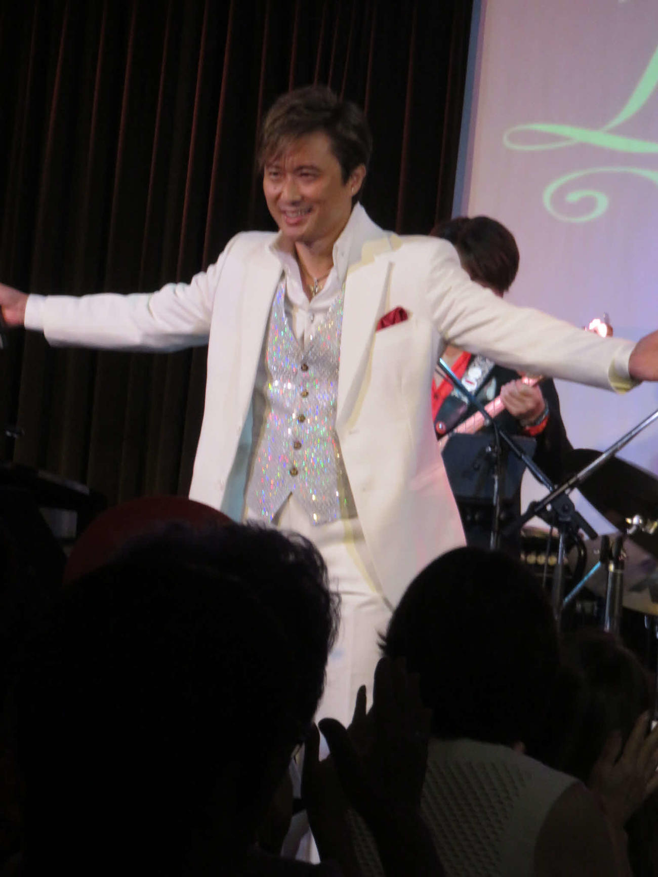 「ケニー大倉芸能生活35周年＆バースデイディナーショー」で歌うケニー大倉
