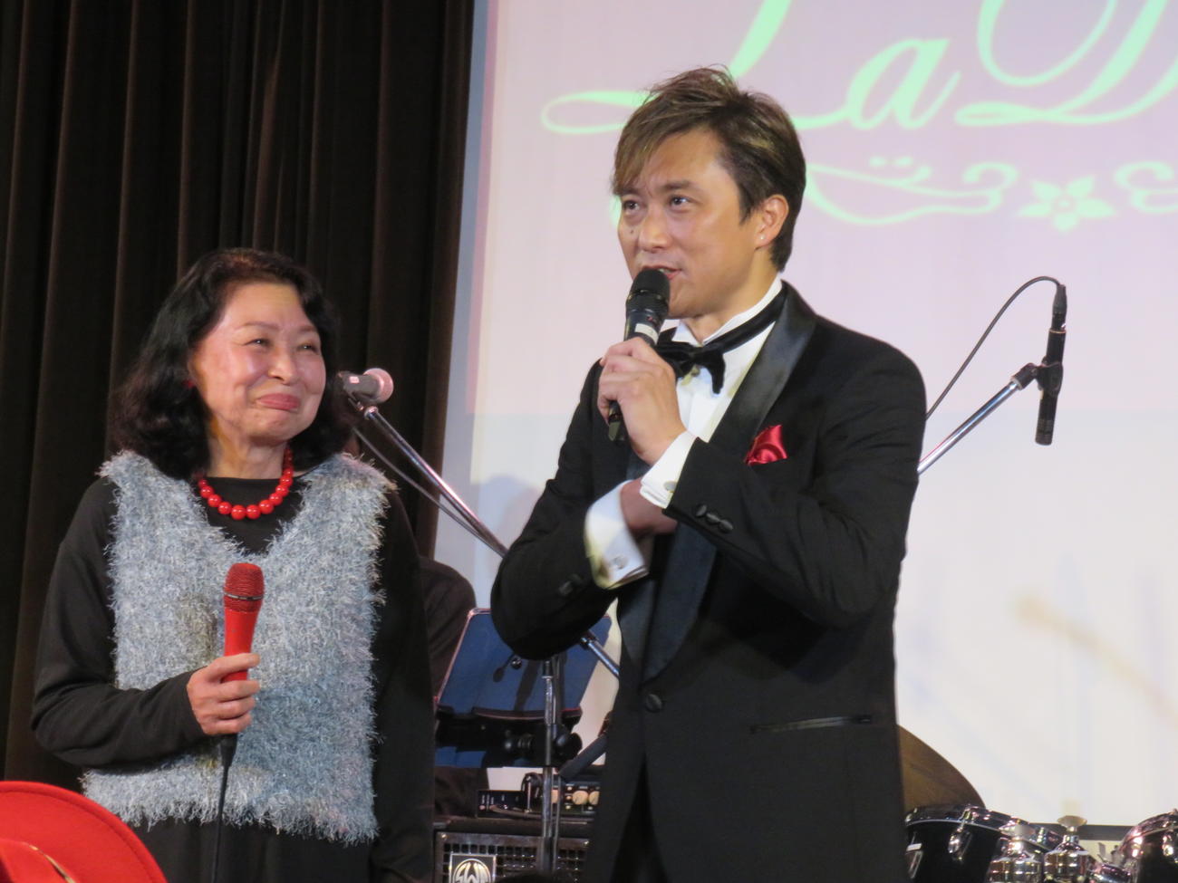 母親のマリーさん（左）に感謝の言葉を贈るケニー大倉