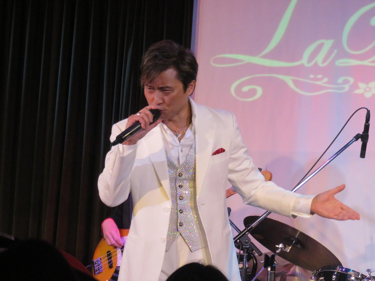 「ケニー大倉芸能生活35周年＆バースデイディナーショー」で歌うケニー大倉