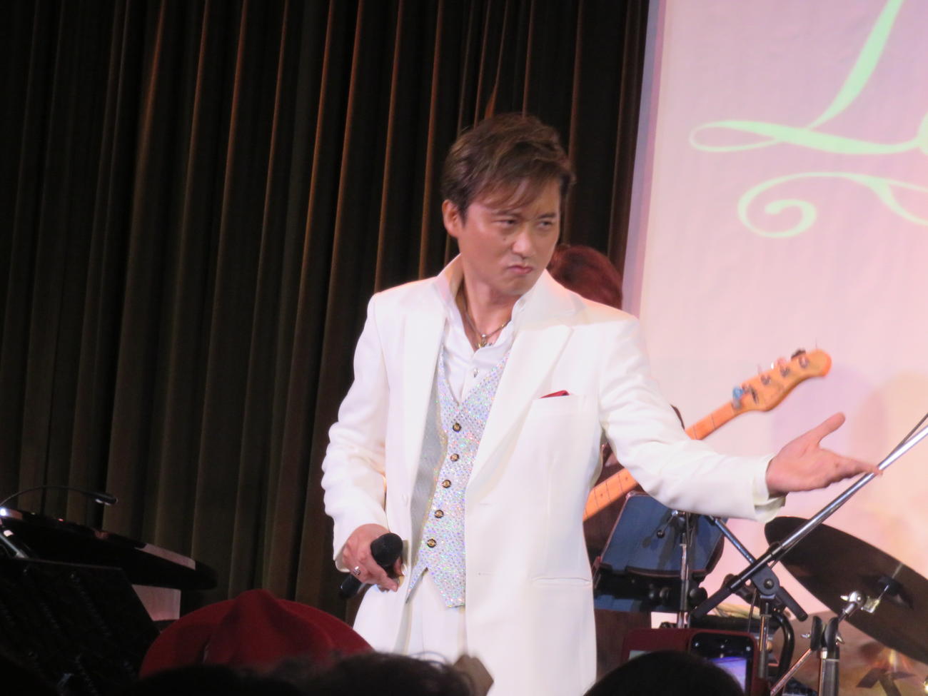 「ケニー大倉芸能生活35周年＆バースデイディナーショー」で歌うケニー大倉