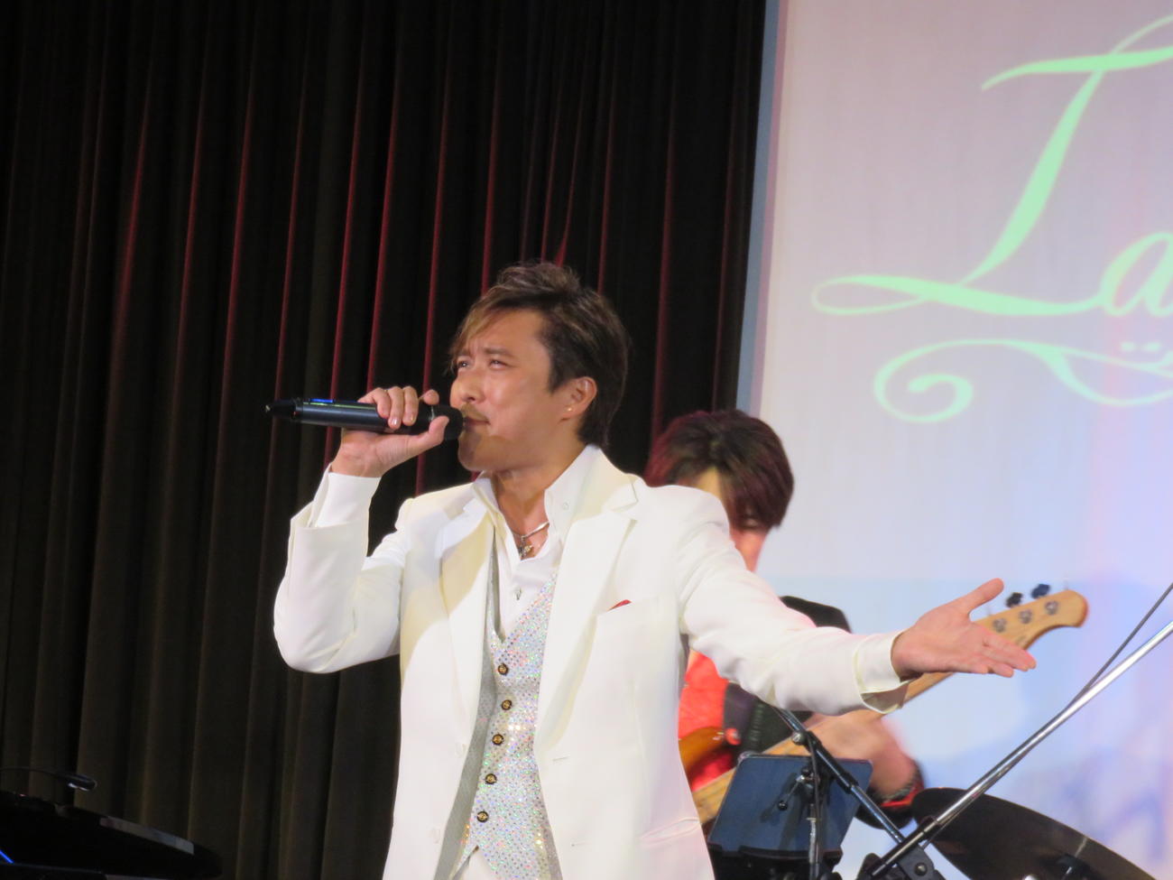 「ケニー大倉芸能生活35周年＆バースデイディナーショー」で歌うケニー大倉