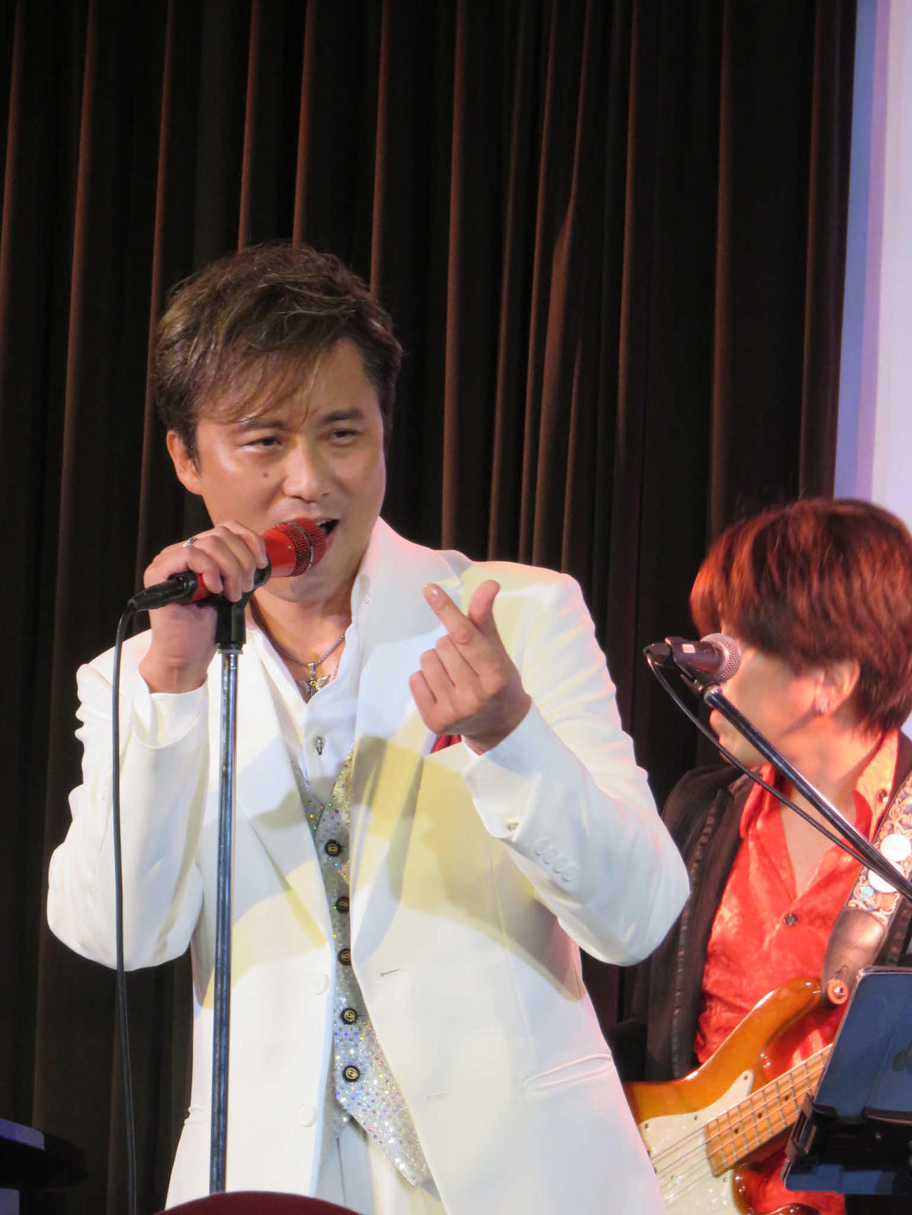 「ケニー大倉芸能生活35周年＆バースデイディナーショー」で歌うケニー大倉