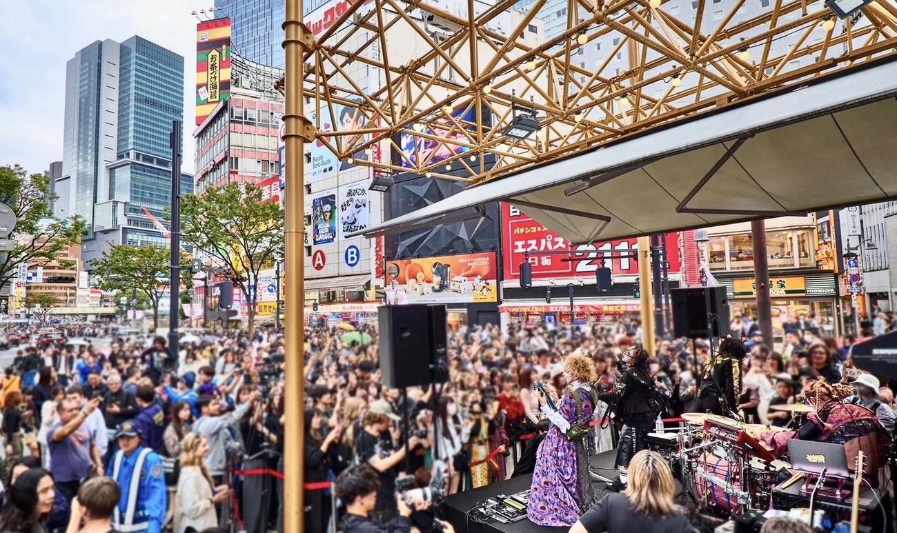 渋谷109前でゲリラライブを行うキズのメンバーたち