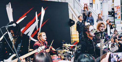 ４人組ビジュアル系ロックバンド「キズ」が渋谷109前でゲリラライブ　来年１月６日に武道館